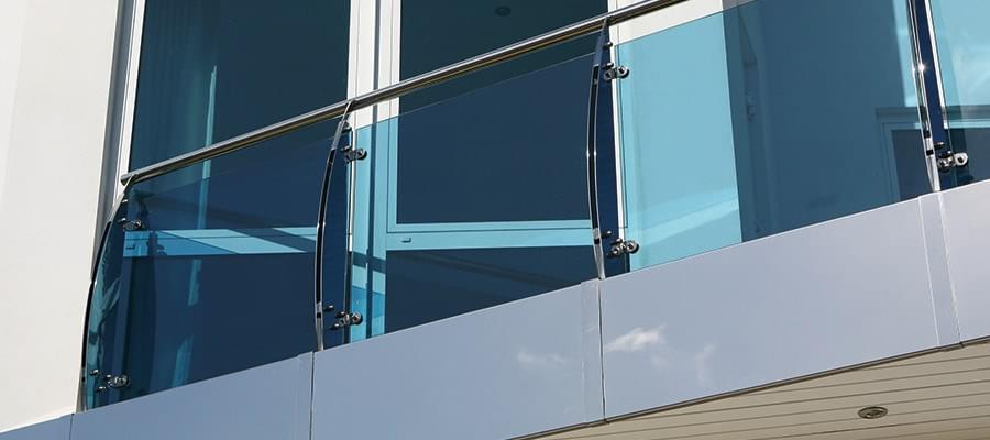 Balustrade with safety glass