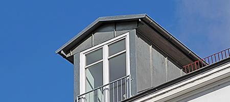 Dormer window with grid protection